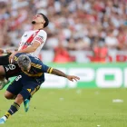 Kendry Páez (i) de River Plate disputa el balón con Milton Delgado de Boca Juniors.