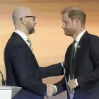 El príncipe Harry de Gran Bretaña y el ex primer ministro ucraniano Arseniy Yatsenyuk se dan la mano durante el Foro de Seguridad de Kiev en Kiev, Ucrania, el 23 de abril de 2026.