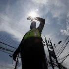Un agente civil de tránsito de la capital trabaja turnos de ocho o incluso de 12 horas diarias. Usan gorras, buffs y se les aconseja usar protector solar.