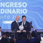 Gianni Infantino, presidente de la FIFA (i) y Alejandro Domínguez, titular de la Conmebol, trataron el jueves en Quito diferentes temas e ideas de interés para la región, entre ellas la organización de la Copa América 2032.