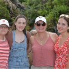 Úrsula Strenge con sus hijas, Cristina, Ivanna y Camila.
