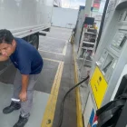 Trabajador carga diésel premium en camión en una gasolinera de Ecuador