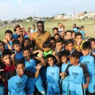Jordy Caicedo cuando visitó la escuela del profesor Luis Medina en Durán.
