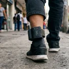 Las personas que porten grillete electrónico en Ecuador deberán pagar por su uso y monitoreo.