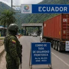 Una imagen creada con IA sobre la actividad comercial de Ecuador y Colombia y el cobro de la tasa de seguridad.
