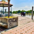 Vandalismo. Algunas zonas se encuentran grafiteadas, incluso con insultos