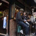 Históricamente, las terrazas y veredas han funcionado como lugares de observación y encuentro.