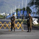 Fuerzas de seguridad paquistaníes en un puesto de control del dispositivo de seguridad en Islamabad, donde han cancelado las conversaciones de paz entre Estados Unidos e Irán previstas para este sábado.  EFE/SOHAIL SHAHZAD