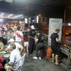 Comedor. Familias acuden a un corredor gastronómico ubicado en las calles 20 y Argentina, suroeste de Guayaquil.