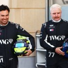 Sergio Pérez (i) y su compañero de equipo en Cadillac, Valtteri Bottas.