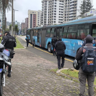 Policía Nacional y funcionarios municipales actuaron frente a la denuncia de un robo en una unidad de la Ecovía, el 21 de abril del 2026.