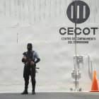 AME6012. TECOLUCA (EL SALVADOR), 23/04/2026.- Un integrante de la Dirección General de Centros Penales (DGCP) de El Salvador custodia una puerta del Centro de Confinamiento del Terrorismo (CECOT) durante una audiencia virtual este jueves, en Tecoluca (El Salvador). Continúa, por cuarto día, la audiencia única abierta contra un grupo de más de 400 supuestos líderes de la Mara Salvatrucha (MS13), que enfrentan, "por primera vez", en El Salvador un proceso penal bajo el modelo masivo por "47.000 delitos". EFE/ Rodrigo Sura