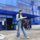 Una persona camina al pie de la empresa eléctrica en Guayaquil