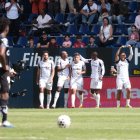 Los jugadores de Leones del Norte reclamaron la decisión de anular un gol suyo por un fuera de juego decretado por el VAR.