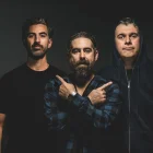 Ricardo Treviño, Arturo Arredondo y Kross Vázquez forman Desierto Drive, banda mexicana de Monterrey que lanzó a fines de 2025 su segundo disco de estudio, 'Antes de que salga el sol'.