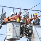 Técnicos hacen trabajo de mantenimiento en el sistema eléctrico.