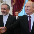 El presidente ruso Vladímir Putin (dcha.) y el ministro de Exteriores iraní, Abbas Araghchi, en San Petersburgo, Rusia, el 27 de abril de 2026.