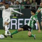 El delantero francés del Real Madrid, Kylian Mbappé (i), en su último partido del viernes 24 de abril ante el Betis.