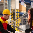 Dos trabajadores de logística revisan la mercancía.