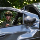 Un integrante del Ejército Nacional de Colombia custodia la vía Panamericana, lugar donde ocurrió un ataque guerrillero, en Cajibío (Colombia).
