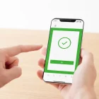 Una persona realiza una transferencia por su banca móvil.