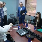 El presidente y gerente general de GRANASA, Galo Martínez Leisker (i), y la secretaria de Inmobiliar, Marissa Elena Pendola Solorzano (d), durante la Junta General de Accionistas.