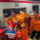 Cuatro personas han fallecido y unas cuarenta han resultado heridas y trasladadas a hospitales tras el choque de dos trenes a las afueras de Yakarta.