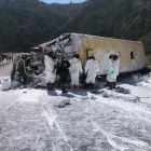 En Guayllabamba, un bus escolar se impactó contra un camión que transportaba pintura.