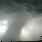 Fuertes tormentas continúan afectando el Medio Oeste de EE.UU., con riesgo de tornados violentos de categoría EF-3 o superior, granizo del tamaño de una pelota de béisbol y vientos destructivos.