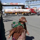 Una mujer aimara camina frente a un camión durante una jornada de protestas este lunes, en El Alto (Bolivia).