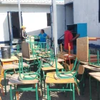 Labores. Padres de familia, docentes y hasta alumnos se unen para limpiar, pintar y arreglar las infraestructuras de los planteles.