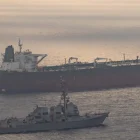 USS Rafael Peralta (DDG 115) hace cumplir el bloqueo estadounidense a los puertos iraníes contra un barco con bandera iraní que intenta navegar, el 24 de abril de 2026.
