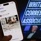 Un teléfono muestra una publicación de Truth Social del presidente de EE.UU., Donald Trump, con una imagen del presunto sospechoso de un tiroteo ocurrido durante la cena de corresponsales de la Casa Blanca.
