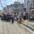 Tanqueros de agua han abastecido de este líquido a la urbanización.