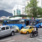 Carros en medio del tráfico. Imagen Referencial.