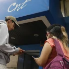 Dos jóvenes comprueban la red de CNT.