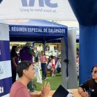 Personas reciben asesoramiento de técnicos del SRI.