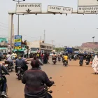 Los viajeros circulan por las calles de Bamako, Malí, el 27 de abril de 2026.