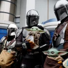 Visitantes caracterizados como personajes de The Mandalorian y Grogu posan frente a la atracción “Star Tours: The Adventures Continue” en Tokyo Disneyland, en Urayasu.