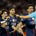 Willian Pacho (i.) y sus compañeros reclaman al árbitro por el penal pitado.