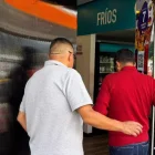 La puerta de vidrio de la gasolinera quedó destruida tras el asalto; ahora una lámina plástica cubre el acceso de la cafetería ubicada en la gasolinera.