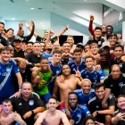 Jugadores y cuerpo técnico de Emelec festejan tras un triunfo.