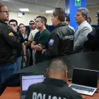 El presidente de la República, Daniel Noboa, y el ministro del Interior, John Reimberg, durante el allanamiento a la agencia de CNEL en La Garzota, en Guayaquil, este martes 28 de abril.