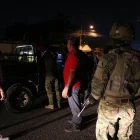 Ciudadanos requisados durante un toque de queda en Ecuador.