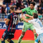 El portero Esteban Andrade cuando le propinó el puñete a su rival.