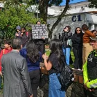 Estudiantes protestaron en la Universidad de Cuenca durante la visita de la vicepresidenta María José Pinto, en medio de un fuerte despliegue policial y militar que generó momentos de tensión.