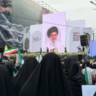 Una imagen del asesinado líder supremo de Irán es mostrada en un acto de apoyo a su sucesor Mojtaba Jameneí en Teherán.