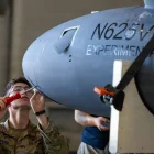 Un soldado del Ejército de los EE.UU. ensamblando un vehículo aéreo no tripulado,