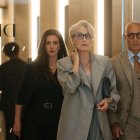 Anne Hathaway como Andy Sachs, Meryl Streep como Miranda Priestly y Stanley Tucci como Nigel Kipling en El Diablo Viste a la Moda 2.