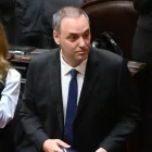 Manuel Adorni (c), fue captado este miércoles, 29 de abril, a su llegada a la Cámara de Diputados.
